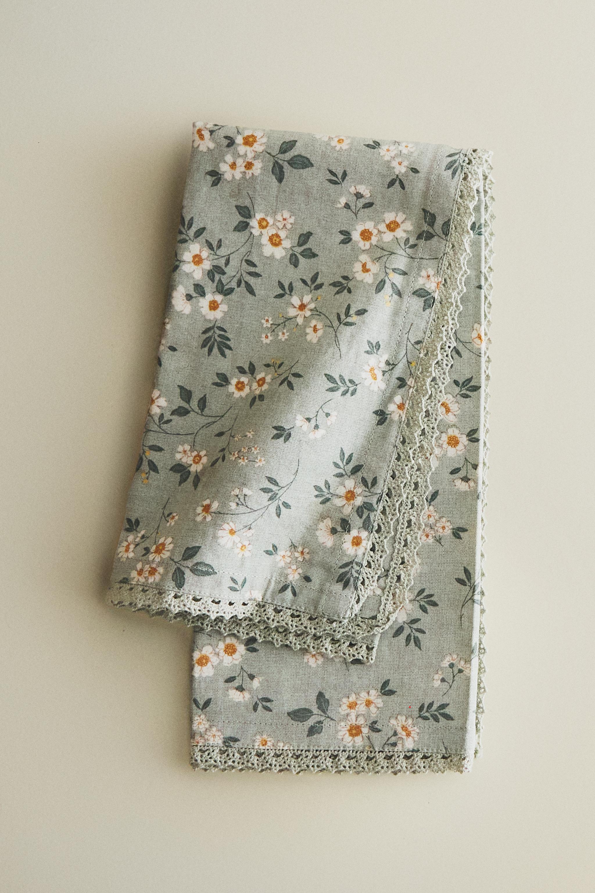 LOT DE SERVIETTES FLEURS SAUVAGES AVEC DENTELLE (LOT 2)